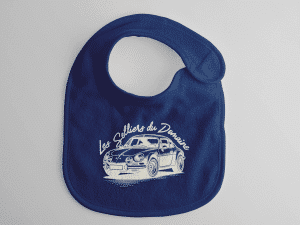 Bavoir bleu nuit brodé Alpine A110 Offrez ce bavoir pour enfant en bas âge existe en bleu nuit et en rouge